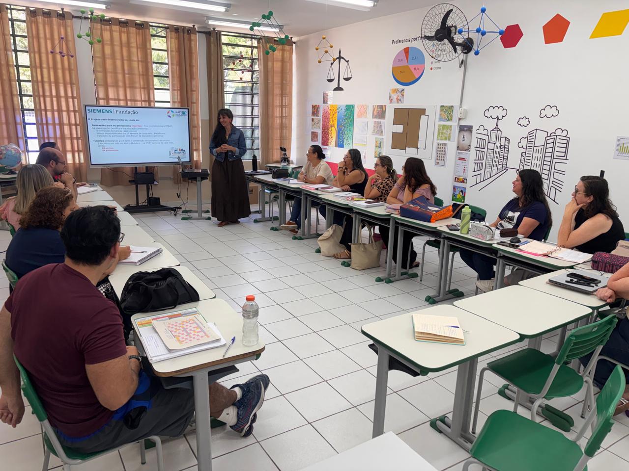 Estudantes colaborando